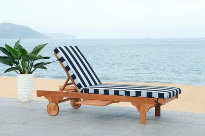 Newport Chaise Lounge Chair With Side Table